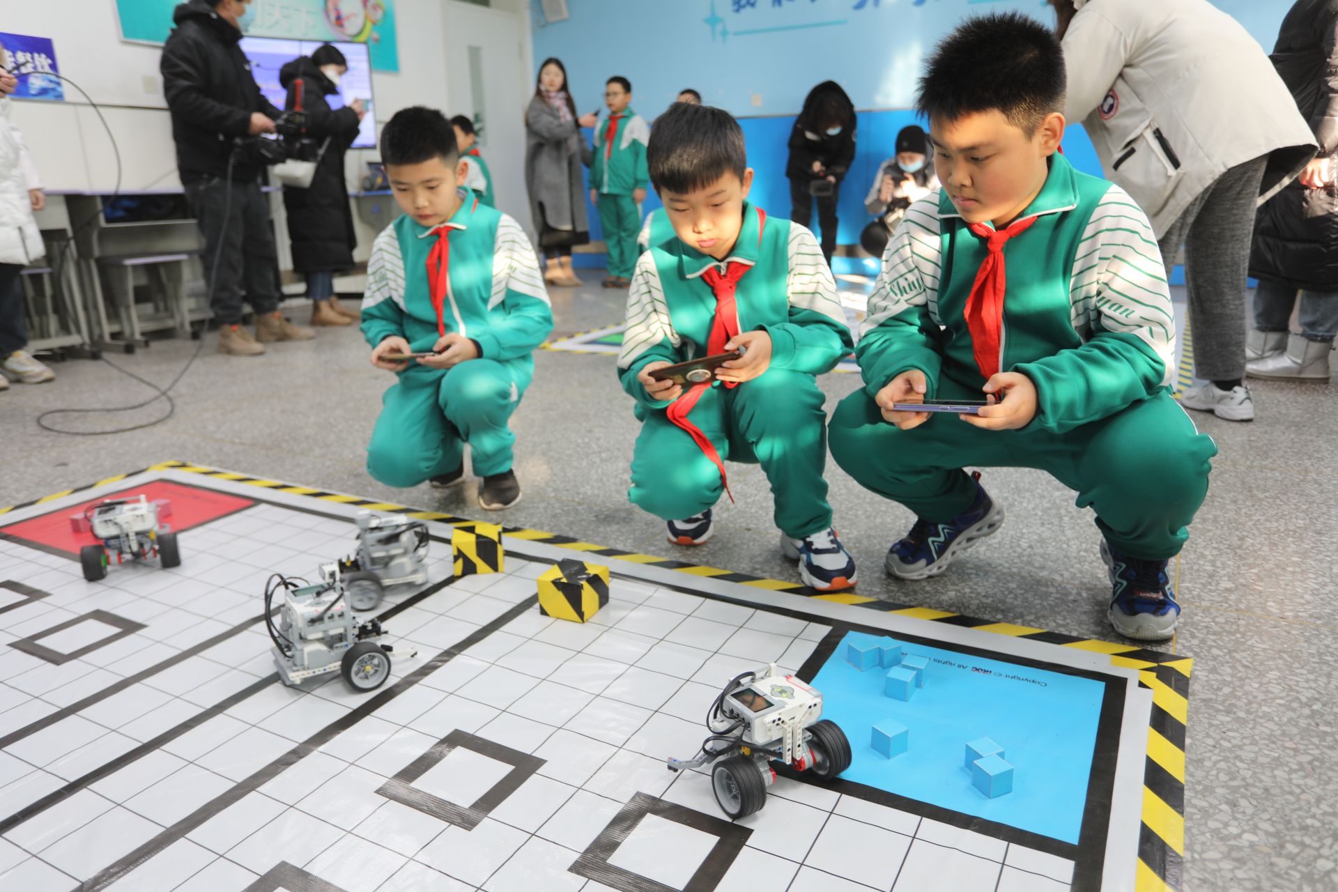 洪水涌进佛冈黄花村，村干部用一条牛绳救出受困老人