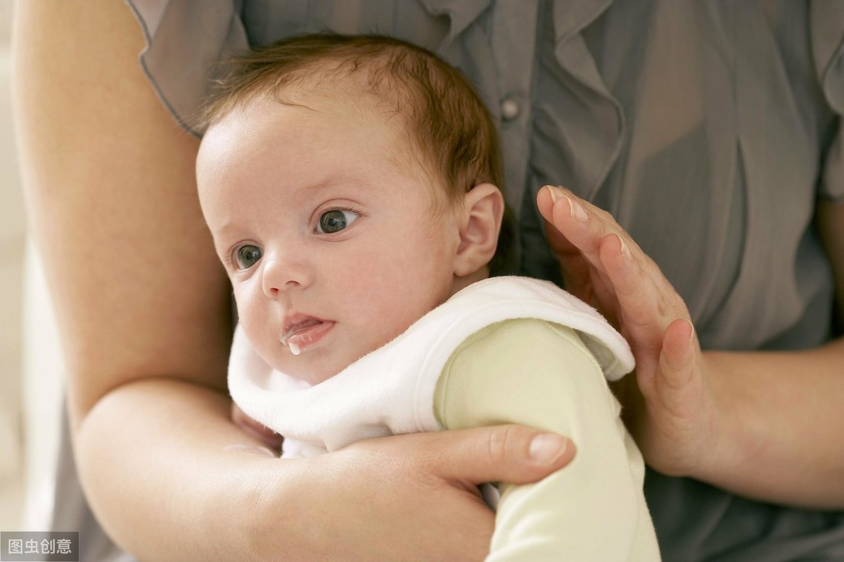 珠海百名志愿者开展净滩行动